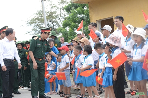 Đại tướng Phan Văn Giang thăm và làm việc tại huyện đảo Bạch Long Vĩ